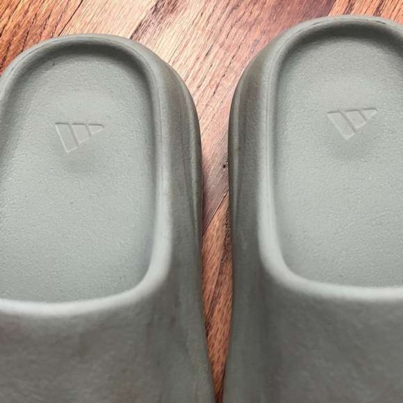 Yeezy Adidas Slides - Picture 2 of 4